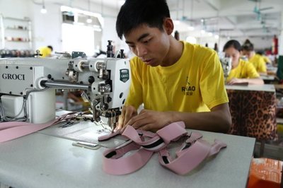 为何众多品牌皮包选择广州睿豪皮具厂代加工